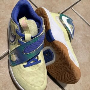 Girls Nike basketball sneaker